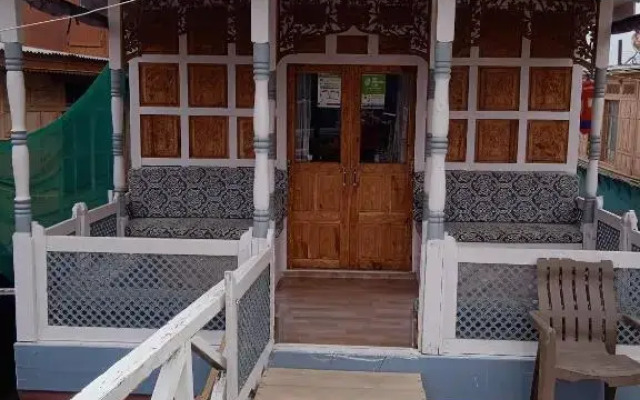 Mughal E Azam Houseboats