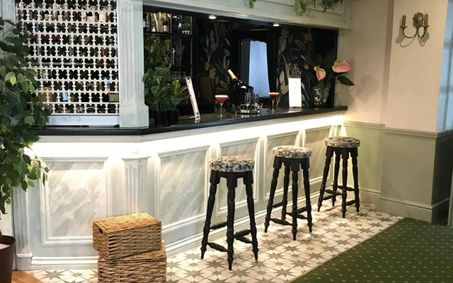 Falcon Hotel