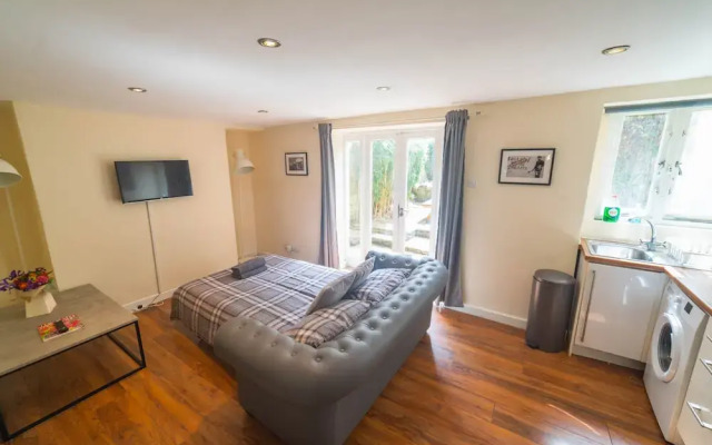 Modern Bright Garden Flat With Patio