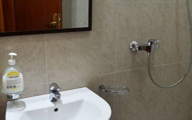 Tianis Apartments