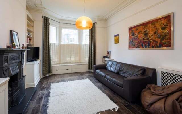Charming 2 bed Apartment in Queen's Park W/garden