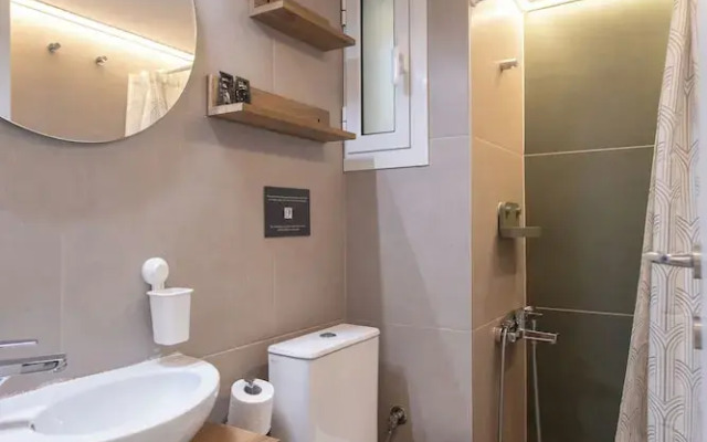 New Cozy Apt with Balcony close to Metro