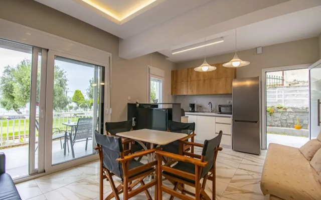 Eleni Seafront Apartment by Rentalspro