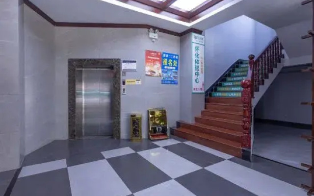 MOUSSIE HOTEL(Huaihua Third Middle School Municipal Committee Branch)