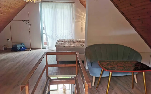 Sunny Wooden House on Creek, 30 Minutes Prague