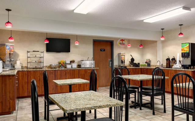 Super 8 by Wyndham Germantown/Milwaukee