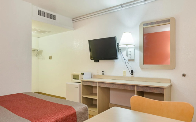 Motel 6 Topeka Northwest