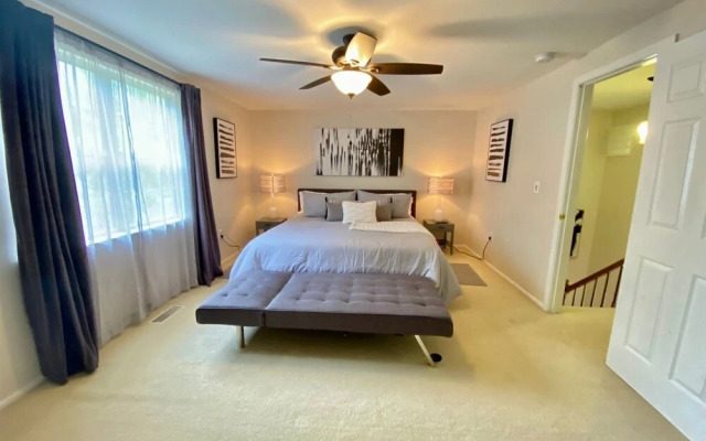 Top Rated Townhome - Our Reviews say it All. Large Discount During Pandemic. Self Checkin, Pet Friendly! Super-host Support