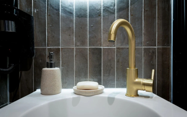 Boutique Hotel First City