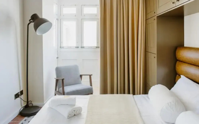 Square and Sea Views - 1 BR With Ensuite
