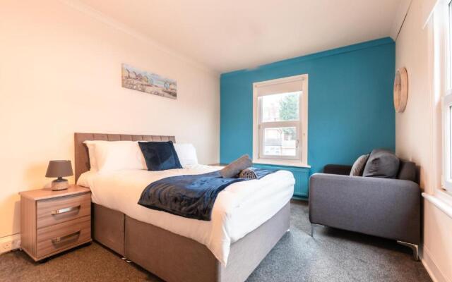 6 bed Residential home with Parking