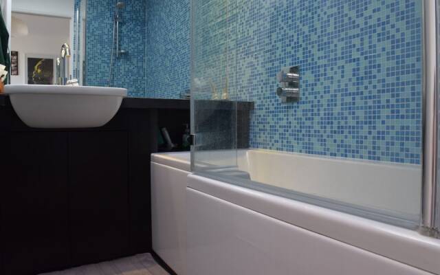 2 Bedroom Apartment With Terrace in West Kensington