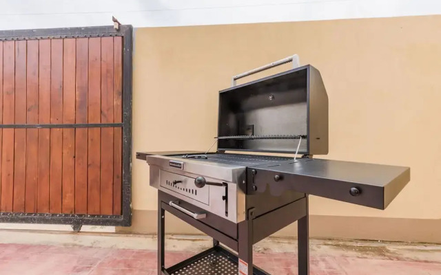 2 Queen Studio w Pool BBQ Hotwater Close 2 Beach