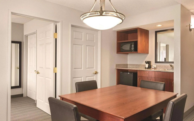 Country Inn & Suites by Radisson, Willmar, MN