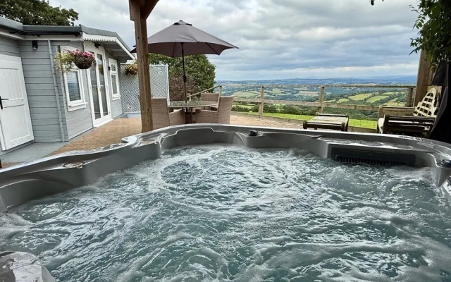 1 Bed Cabin-sleeps 2, Hot Tub, Garden, Pets, Views