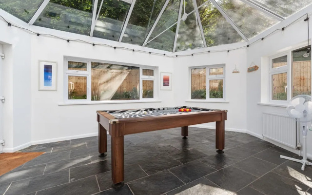 Glynmar - Sea Glimpses Hot Tub Pool Table