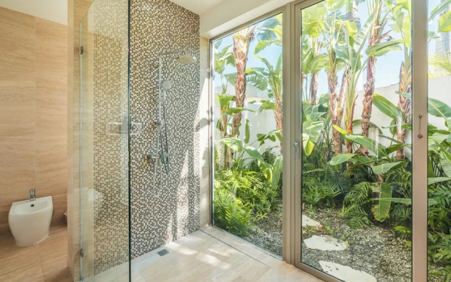 Luxury 6BR Villa w Pool Maid at Yarari