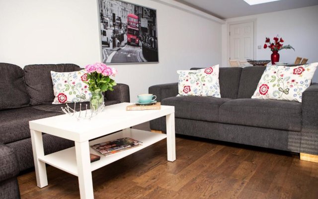 Apt 3, Trafalgar Sq (Duplex, 3rd & 4th flr)
