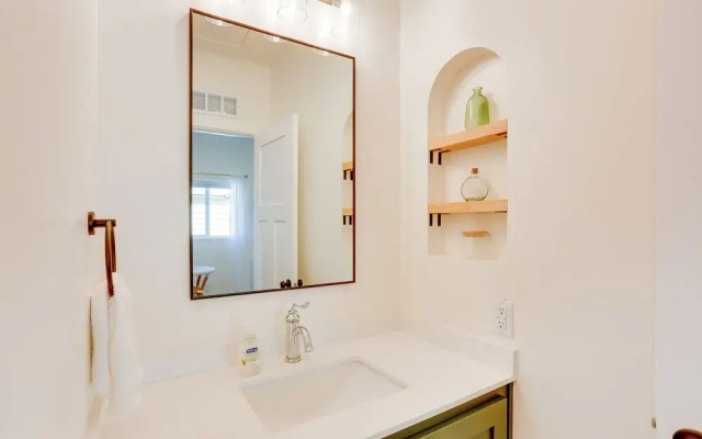 Centrally Located Studio 3 Mi From Downtown!