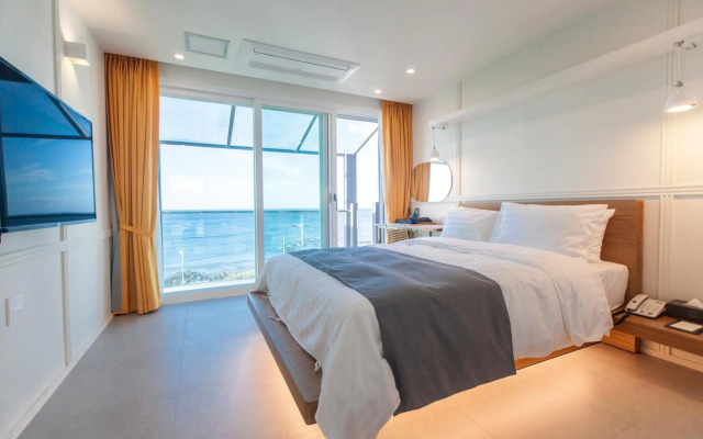 Rich Hotel