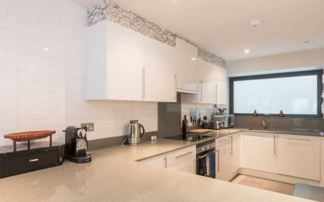 Beautiful Duplex Flat, sleeps 6, close to tube