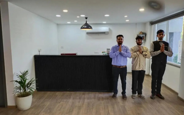 Saltstayz Select - Near Sohna Road City Center