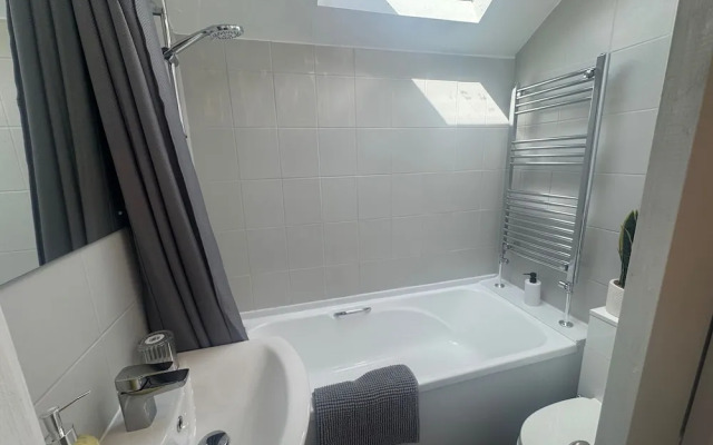 9 Guests - Free Parking - Cozy 3 Bedrooms