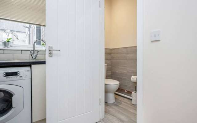 Homely Spaces Apt A, Large Studio W/king, 2guests