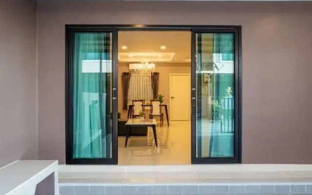 Pattaya town house three bedroom pool villa 【8 minutes drive to floating market + swimming pool】