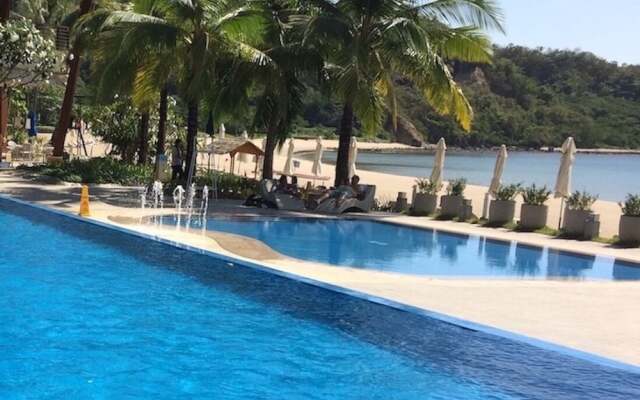 Beach Condos Pico de Loro Hamilo Coast
