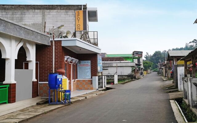 OYO Homes 91002 Eco Tourism Desa Cibodas Areng 3 Syariah