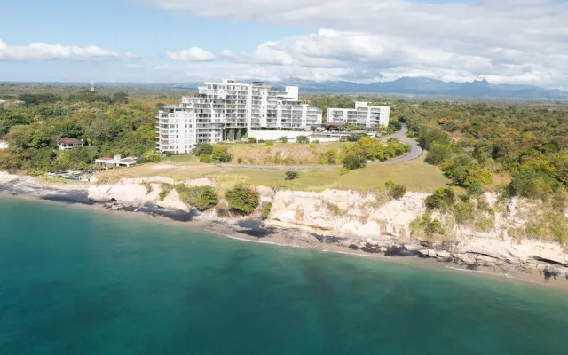 Ourfriends Condo by Acomodo