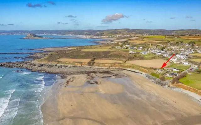 Private Cliff top Retreat by Perranuthnoe Beach