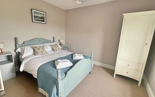 Charming 3 Bed Townhouse Near Llanddwyn Beach