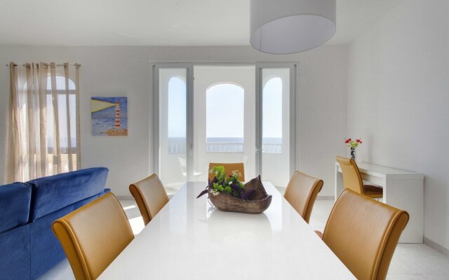 Seafront Apartment, Marvelous Views GR8 Location