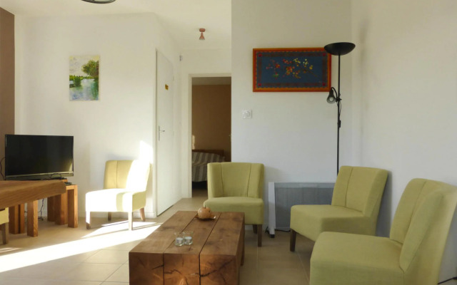 Nice Holiday Home With Private Terrace, Arpaillargues-et-aureillac