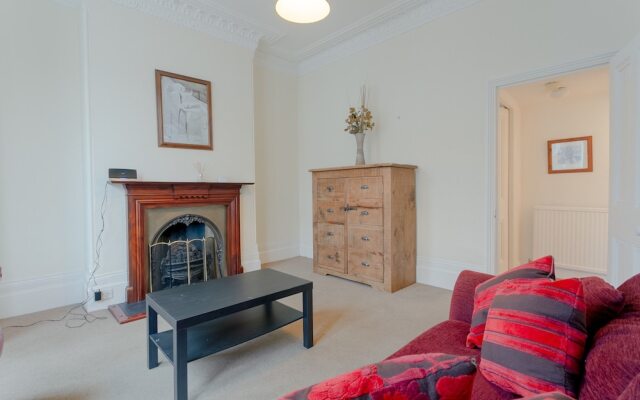 1 Bedroom Flat With Lofty Ceilings and Garden