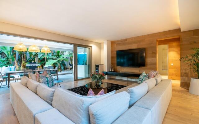 Amara Lincoln - 100m From Camps Bay Beach