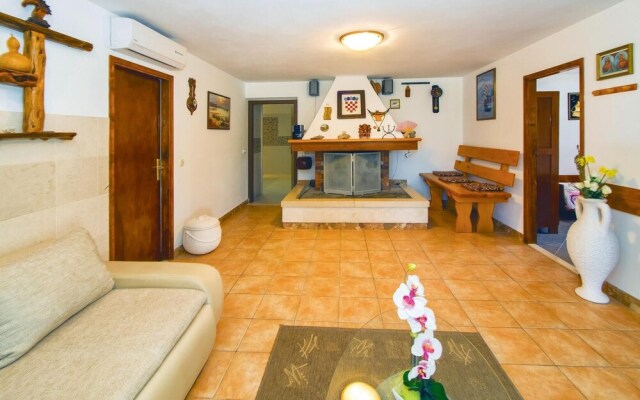 Beautiful Home in Pucisca With 3 Bedrooms, Wifi and Outdoor Swimming Pool