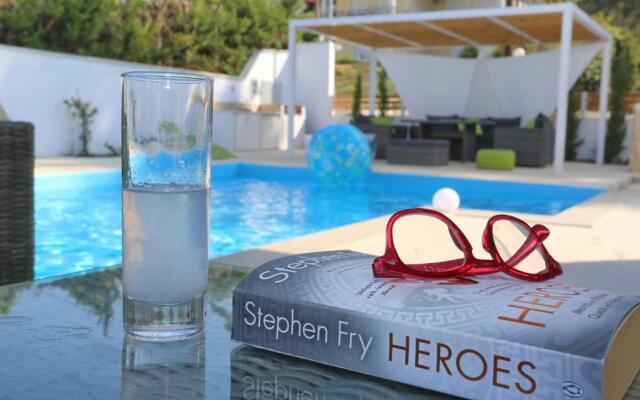Villa Douglas - Private Pool, BBQ, 4Bdrms, View