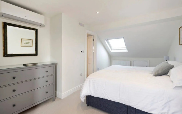 Spacious 4 Bed House, Battersea