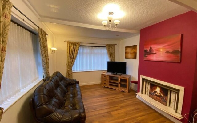 Quiet Secluded two Bedroom Bungalow With Parking