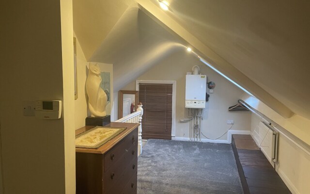 Entire Artistic Open-plan Top Floor Apartment
