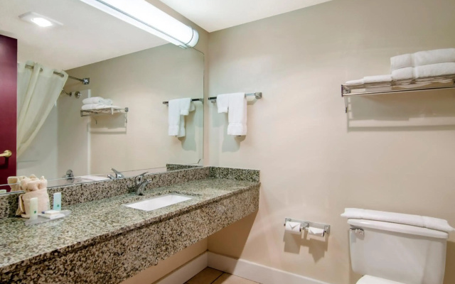 Quality Inn & Suites Carthage near Precious Moments Chapel