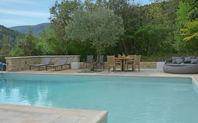 Cozy Villa in Menerbes with Swimming Pool