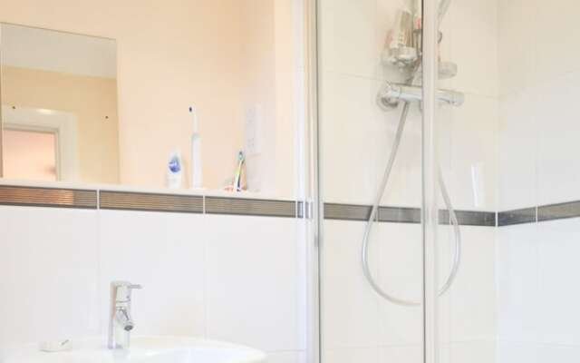 Bright 2 Bedroom Flat With Parking in Oxford