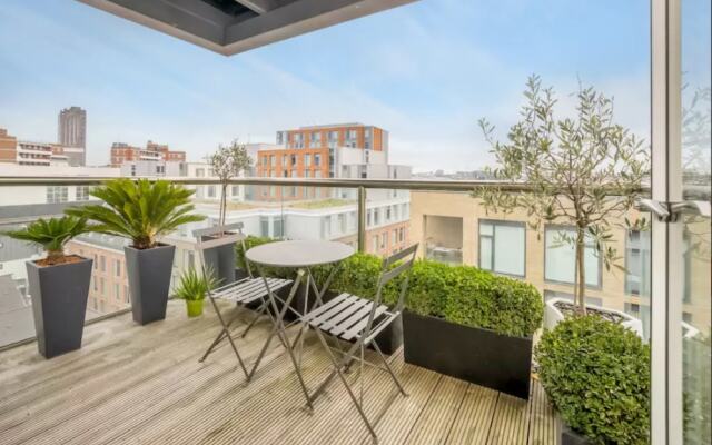 Central & Modern 2 Bedroom Old Street Flat