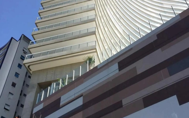 Condomínio de Luxo em Frente à Praia (novinho)