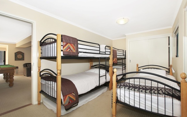 Canyons Bend - 5 Minute walk to shops and cafes – Guest Rooms – Bright