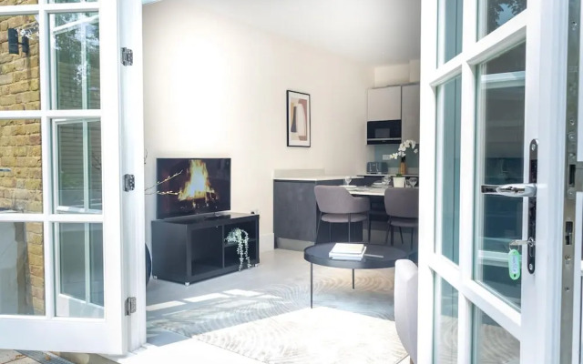 Little Venice Charm Cozy One-bedroom by Sojo Stay